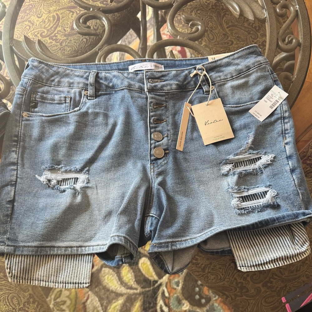 KanCan NWT Womens 14 High Rise Light Wash Distressed Denim Shorts